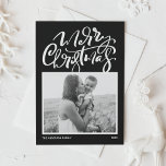 Cartão De Festividades Foto de caligrafia moderna negra Feliz Natal<br><div class="desc">Feliz Natal! Envie desejos de Natal para a família e amigos com este cartão de Natal personalizável. Apresenta caligrafia moderna e uma escrita simples sobre fundo negro. Personalize este cartão de Natal da caligrafia moderna adicionando sua foto, mensagem e nomes. Este cartão de Natal moderno está disponível em outros estoques...</div>