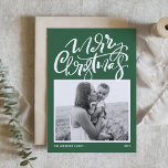 Cartão De Festividades Foto de caligrafia moderna verde Feliz Natal<br><div class="desc">Feliz Natal! Envie desejos de Natal para a família e amigos com este cartão de Natal personalizável. Apresenta caligrafia moderna e uma escrita simples sobre fundo verde. Personalize este cartão de Natal da caligrafia moderna adicionando sua foto, mensagem e nomes. Este cartão de Natal moderno está disponível em outros estoques...</div>