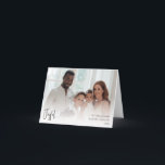 Cartão De Festividades Foto de Cheio dobrada de script de Natal alegre mo<br><div class="desc">Este moderno e alegre roteiro de Natal dobrado cartão de feriado de cheio é perfeito para o seu cartões de natal branco e preto chique minimalista. A caligrafia manuscrita branca é delicada e rústica enquanto permanece elegante e elegante. A design reflete um simples dia de inverno todo-branco e evoca memórias...</div>