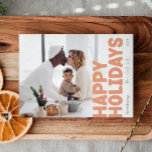 Cartão De Festividades Foto de Cheio Moderno Negrito Feliz<br><div class="desc">Envie desejos calorosos neste feriado com este cartão de feriado único e bonito e corajoso e moderno de fotografia de cheio. Sua design simples e minimalista apresenta elementos inspirados em rosas claro, coral pastel, verde-sábio, borrão e matizes de pêssego. Celebrando o espírito festivo de dezembro, esta design traz um toque...</div>