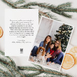 Cartão De Festividades Foto de Cheio Vertical de Natal Simples Clássico<br><div class="desc">Celebre a temporada com este simples e único cartão de feriado de cheio vertical Feliz Natal, com um toque de charme vintage. A design minimalista apresenta uma elegante paleta de cores vermelha e verde, evocando o espírito aconchegante do inverno. O seu apelo moderno e divertido, aliado à formulação tradicional, cria...</div>