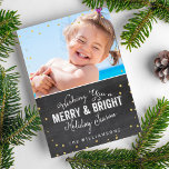 Cartão De Festividades Foto de Confetti Dourada de Natal e feliz Brilhant<br><div class="desc">Envie seu cartão em estilo com este design festivo com as palavras "Desejando a você uma Feliz & Feriado" e confete dourado falso espalhado nas bordas de um fundo de quadro. Adicione sua foto e seu nome à frente. No verso há espaço para sua mensagem personalizada e duas linhas de...</div>