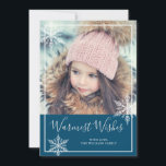Cartão De Festividades Foto de Feriado de Snowy Winter Wonderland<br><div class="desc">Compartilhe os desejos mais calorosos da sua família com amigos e familiares este ano com um cartão de festas personalizado num tema festivo de inverno. Este design celebra a queda de neve com flocos de neve espalhados na frente do cartão e um fundo azul profundo contrastante. A foto de exemplo...</div>