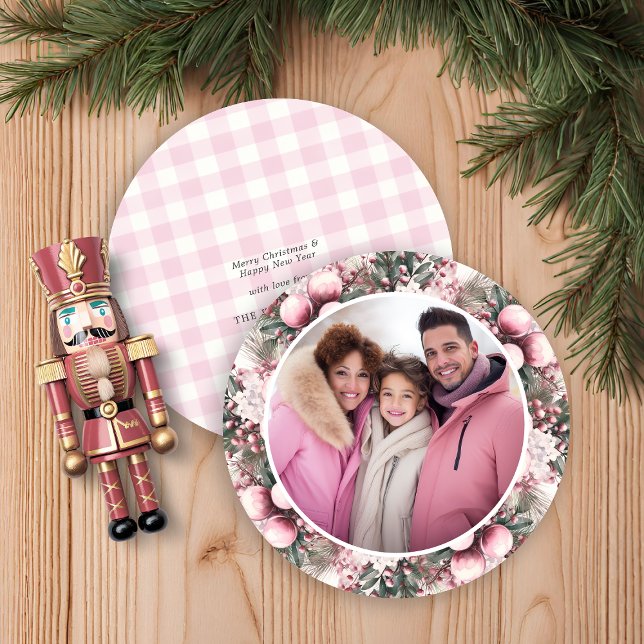 Cartão De Festividades Foto de Feriado de Xadrez Gingham, Russo Floral Ro (Pink Floral Rustic Gingham Plaid Holiday Photo Round Christmas Card)