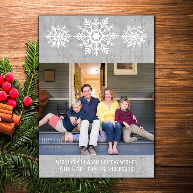 Cartão De Festividades Foto de Feriado Rustic Snowflake da cinza (Gray Rustic Snowflake Holiday Photo Card)