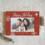 Cartão De Festividades Foto de Feriados Felizes Vermelhos em Flocos de Ne<br><div class="desc">Feliz Feriados! Envie desejos calorosos à família e aos amigos com este cartão de feriado caprichoso. Apresenta flocos de neve brancos e caligrafia moderna. Personalize este cartão de feriado fotográfico adicionando os seus detalhes. Este cartão com fotos de festas de neve está disponível em outras cores e estoque de papelão....</div>