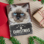 Cartão De Festividades Foto de Gato de Férias de Natal Engraçado<br><div class="desc">Chamando todos os gatinhos de gato! Mande cumprimentos de "Meowy Christmas" para amigos e familiares com este cartão de feriado divertido com a foto do seu gato na frente e um padrão de impressão de pata divertida no verso. Colocada sobre um fundo preto de quadro negro, uma borda de neve...</div>