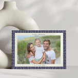 Cartão De Festividades Foto de Hanukkah Geométrica Azul Moderno de Meados<br><div class="desc">Este design moderno de Hanukkah apresenta uma borda geométrica azul-marinho com um toque sutil de meados do século e tipografia limpa. O layout destaca uma foto de família em uma orientação horizontal simples, perfeita para enviar votos calorosos durante o Festival das Luzes. Personalize a mensagem no verso para torná-la exclusivamente...</div>
