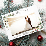 Cartão De Festividades Foto de Natal Berries Watercolor e Boughs<br><div class="desc">Celebre a temporada com este belo cartão de feriado com sua foto emoldurada por lindos trechos botânicos pintados à mão. Adicione sua saudação personalizada como Feliz Natal,  Feliz Feriados,  Feliz ano novo etc. Festivo e bonito,  mas simples e rústico - o cartão perfeito para casais ou famílias recém-casados.</div>