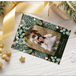 Cartão De Festividades Foto de Natal Botânico do Arco Moderno Elegante In<br><div class="desc">O nosso belo Cartões de foto de Natal botânico é uma excelente escolha para quem procura um cartão com fotos elegante para desejar um feliz Natal ao seu amado. O design de na moda apresenta a sua fotografia personalizada dentro de um quadro arquitetado coberto de flores e plantas perfeitas para...</div>