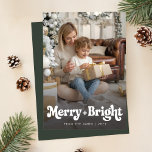 Cartão De Festividades Foto de Natal brilhante e Feliz<br><div class="desc">Esta Feliz retrorativa e esta placa de Natal brilhante oferecem um design limpo e sofisticado com uma fotografia da família de cheios e uma grande tipografia de script "Feliz Brilho". O estilo casual, mas retrô, se mistura sem esforço com o cenário natural, fazer-o como uma opção perfeita para famílias que...</div>