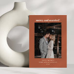 Cartão De Festividades Foto de Natal Casada pela Feliz de queda de ferrug<br><div class="desc">Cartão de Férias de Natal Casado Simples - Feliz de Casamentos Personalizados Mínimos Negros</div>