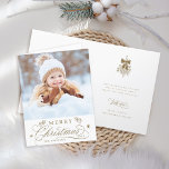 Cartão De Festividades Foto de Natal da Caligrafia Romântica Dourada dobr<br><div class="desc">COR DE BACKGOUND, IMAGEM E TEXTO EDITÁVEL | Esta carta de fotos de Natal dobrada apresenta uma elegante e romântica carta caligráfica suave, destacada com pinecone twigs. Inclui também um buquê holly de baga de inverno e um dentro de mensagem de texto personalizável. Para uma personalização mais avançada deste design,...</div>