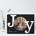 Cartão De Festividades Foto de Natal da família de máquinas de escrever V<br><div class="desc">Apresentando nosso Cartão de Férias de Natal da Família Moderna de Máquinas de Escritor Vintage - uma forma encantadora e nostálgica de enviar seus desejos mais calorosos aos seus entes queridos nesta temporada de festas. Este cartão combina a simplicidade da design moderna com um toque de elegância vintage. A fonte...</div>
