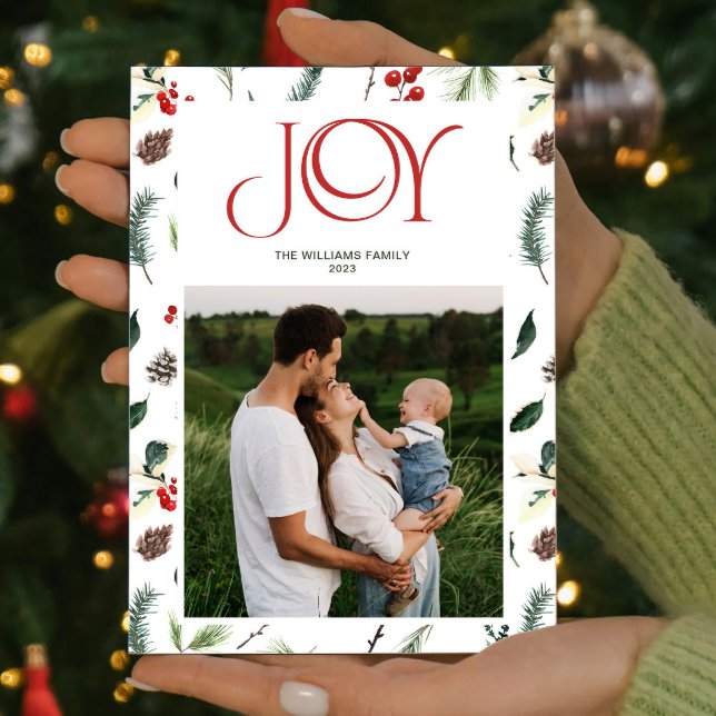 Cartão De Festividades Foto de Natal da Moderna Joy Red Berry (Spread some cheer and share your favorite moments with this one-of-a-kind holiday card. )