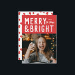 Cartão De Festividades Foto de Natal da Tipografia Vermelha e Bright Bold<br><div class="desc">Mande a tendência este ano com este novo novo cartão com fotos de férias com a tipografia moderna com a sua foto abaixo. A parte de trás apresenta um padrão e um ponto para uma foto e um sentimento adicionais. Esta placa é completamente personalizável,  incluindo fontes e cores.</div>