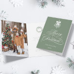 Cartão De Festividades Foto de Natal do Buquê Silky Sage Holly Berry<br><div class="desc">Esta carta de fotos de Natal dobrada apresenta uma elegante e romântica carta caligráfica suave com um buquê holly berry de inverno e um dentro de fotos. Para uma personalização mais avançada deste design,  clique no BOTÃO FERRAMENTA DESIGN AZUL acima!</div>
