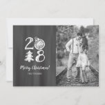 Cartão De Festividades Foto de Natal do Chalkboard Doodle 2018<br><div class="desc">Receba "ohs and aahs" da família e amigos nesta época de Natal quando você enviar este design de cartão de Natal único com um fundo de quadro com tipografia química e ícones de rabisco que formam o texto "2018"! Entre em contato conosco se quiser que este design seja modificado para...</div>