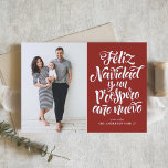 Cartão De Festividades Foto de Natal do Script Red Feliz Navidad<br><div class="desc">Feliz Navidad y un próspero año nuevo! Envie seus desejos de feriado para amigos e familiares com este cartão de Natal personalizável. Este cartão de Natal espanhol apresenta caligrafia moderna. Personalize adicionando seus detalhes. Este cartão fotográfico de Natal está disponível em outras cores e estoque de papelão. Itens correspondentes estão...</div>