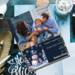 Cartão De Festividades Foto de Natal do Winter Forest Snowman<br><div class="desc">Espalhe sorrisos e alegria sazonal com este charmoso Cartão com fotos de Natal da Floresta Azul de inverno Snowman, com um bonzinho bonitão e cachecol, rodeado por pinheiros cobertos por neve e um pano de fundo pacífico da floresta de inverno. Neve em queda e flocos de neve brancos delicados acrescentam...</div>