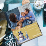 Cartão De Festividades Foto de Natal do Winter Forest Snowman | Amarelo<br><div class="desc">Espalhe as alegrias de férias para amigos e familiares com este festivo Cartão com fotos de Natal do Snowman Flat Forest, Dourado inverno. Cartão com fotos de design apresenta um bonitinho bonitinho de neve em um charmoso chapéu e cachecol em uma cena de floresta de inverno coberto de pinheiros com...</div>