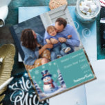 Cartão De Festividades Foto de Natal do Winter Forest Snowman | Cerceta<br><div class="desc">Espalhe as alegrias de férias para amigos e família com este festivo Teal Winter Forest Snowman Flat Christmas Holiday Cartão com fotos. Cartão com fotos de design apresenta um bonitinho bonitinho de neve em um charmoso chapéu e cachecol em uma cena de floresta de inverno coberto de pinheiros com neve...</div>