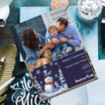 Cartão De Festividades Foto de Natal do Winter Forest Snowman | Roxa<br><div class="desc">Espalhe as alegrias de férias para amigos e familiares com este festivo Cartão com fotos de Natal de Snowman Flat, uma Floresta de Inverno Púrpura, festiva. Cartão com fotos de design apresenta um bonitinho bonitinho de neve em um charmoso chapéu e cachecol em uma cena de floresta de inverno coberto...</div>