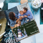 Cartão De Festividades Foto de Natal do Winter Forest Snowman | Verde<br><div class="desc">Espalhe as alegrias de férias para amigos e familiares com este festivo Cartão com fotos de Natal do Snowman Flat Forest, Floresta Verde, Festiva, de inverno. Cartão com fotos de design apresenta um bonitinho bonitinho de neve em um charmoso chapéu e cachecol em uma cena de floresta de inverno coberto...</div>