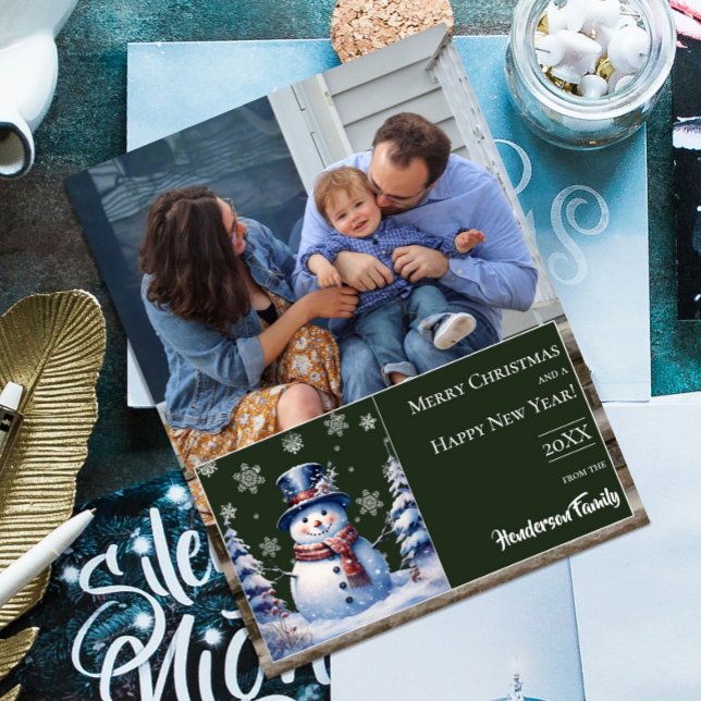 Cartão De Festividades Foto de Natal do Winter Forest Snowman | Verde (Green Winter Forest Snowman Christmas Photo Holiday Card)