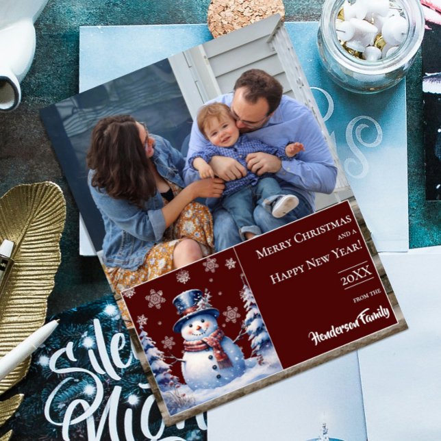 Cartão De Festividades Foto de Natal do Winter Forest Snowman | Vermelha (Red Winter Forest Snowman Christmas Photo Holiday Card)