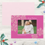 Cartão De Festividades Foto de Natal Elegante Berry Bling<br><div class="desc">Esta tendência de cor de Natal é toda sobre o rosa. Personalize estas elegantes cartas de Natal achatadas adicionando seu nome em uma fonte moderna branca na parte inferior esquerda e depois adicione sua foto ao centro da design sobre um fundo de falso branco profundo e falso elegante falso falso...</div>