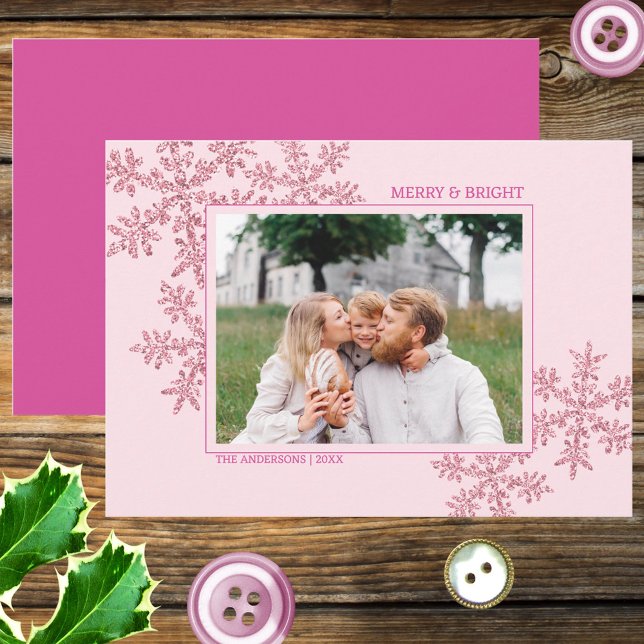 Cartão De Festividades Foto de Natal Elegante do Glam Rosa Snowflake (Customize this elegant Christmas photo greeting card with faux glitter pink snowflakes)