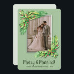 Cartão De Festividades Foto de Natal Greenery<br><div class="desc">Folhas de na moda e bagas rodeiam sua foto favorita nesses Cartões de foto de Natal de feriado e sua saudação em letra chica. ALTERE o ditado, as fontes, a cor da fonte e a cor do plano de fundo. Adicione mais fotos ou mais detalhes na parte traseira com o...</div>
