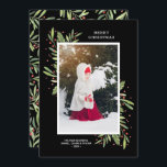 Cartão De Festividades Foto de Natal Holly e Berries<br><div class="desc">Holly e bagas acenam sua foto favorita com seus nomes e saudando em letras quicas em qualquer cor na frente. ALTERE a cor de fundo (mostramos preto) e a cor do quadro também (mostramos ouro) para corresponder à sua foto. **ADICIONE mais fotos ou detalhes na parte traseira. Selecione Matte para...</div>