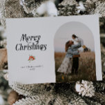 Cartão De Festividades Foto de Natal Mínima de White Arch<br><div class="desc">Cartões de foto de Natal mínimo e limpo com um quadro de arco branco com um texto de tipografia que diz "natal alegre" com uma simples ilustração de morangos vermelhos.</div>