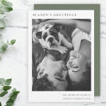 Cartão De Festividades Foto de Natal Mínima Preta e Branca<br><div class="desc">Um cartão de na moda mínimo de fotos com a tipografia clássica "Saudações da Época" em preto sobre um fundo branco minimalista e limpo e a cor verde cinza da floresta no verso. A foto, o cartões de natal e o nome podem ser facilmente personalizados para um toque pessoal. Um...</div>