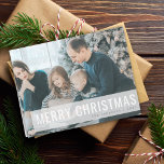Cartão De Festividades Foto de Natal Moderno | Branco simples e limpo<br><div class="desc">Belo cartão fotográfico de feriado com uma faixa simples, moderna e minimalista de "Feliz Natal" em texto branco fresco com uma design de recorte de tendência em um fundo de cobertura semitransparente. Esta versátil carta pode ser personalizada com a sua própria fotografia, o seu nome de família e o seu...</div>