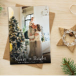 Cartão De Festividades Foto de Natal para máquinas de escrever preto e br<br><div class="desc">Um cartão de Natal único e elegante, minimalista e moderno. Que apresenta uma foto minimalista personalizável da família de cheios. Com tipografia branca de feliz e brilhante. E sob ele, o nome da família e os anos que podem ser alterados clicando no botão personalizado. E na parte de trás do...</div>