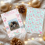 Cartão De Festividades Foto de Natal Pink & Aqua Flamingo Beach<br><div class="desc">PreppyPrint.com - Celebre o Natal em estilo! Adicione seu toque personalizado a esses cartões de Natal. Transfira este design para os produtos de sua escolha também! Clique na caixa em "Logotipo Zazzle" para remover o logotipo Zazzle da parte traseira da placa. Visite minha loja de designers, PreppyPrint.com, para coordenar itens....</div>