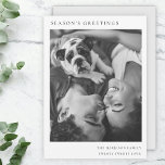 Cartão De Festividades Foto de Natal Simples, Mínima e Preta<br><div class="desc">Um cartão fotográfico mínimo de na moda com tipografia clássica "Saudações da Época" a preto sobre um fundo branco minimalista e limpo e uma cor de cinza de pomba suave no verso. A foto, o cartões de natal e o nome podem ser facilmente personalizados para um toque pessoal. Um design...</div>