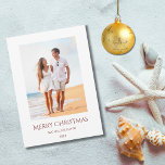 Cartão De Festividades Foto de Natal Tropical Beach<br><div class="desc">Cartão de feriado Tropical Beach,  com um tema costeiro e um design de tipografia vermelha. Com a inscrição vermelha personalizável,  você pode adicionar seu próprio texto. Você também muda a foto com a sua para fazer especial. Excelente de enviar desejos de Natal do seu destino de férias.</div>