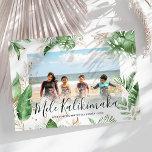 Cartão De Festividades Foto de Natal Tropical Mele Kalikimaka<br><div class="desc">Enviar cartões de natal tropicais de família e amigos - estilo hawaiano com estes Cartões de foto de Natal de cor aquática botânica esfarrapada e dourados falsos. Apresentando sua fotografia favorita em cascata com folhagem tropical e florais de ouro, a saudação de Natal havaiana 'Mele Kalikimaka' em tipografia elegante de...</div>