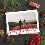 Cartão De Festividades Foto de Natal Um Script Vermelho Festivo Moderno<br><div class="desc">Este cartão com fotos de feriado moderno, mas elegante, apresenta uma foto horizontal solteiro sobre um fundo branco clássico, e uma saudação em vermelho que diz "Feriados Felizes". Este design acomoda uma foto horizontal solteiro na frente. A parte traseira da placa é um padrão de stripe vermelho e branco de...</div>