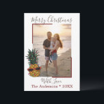 Cartão De Festividades Foto de Pineapple Merry Christmas Beach<br><div class="desc">Cartão de Férias de Natal de Pineapple Merry Beach Enviamos cartões de natal para amigos e família, estilo praia, com nosso cartão com fotos de festas de abacaxi tropical. Design apresenta a sua foto vertical favorita com a saudação de Feliz Natal e uma ilustração de abacaxi adornada com as luzes...</div>