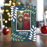 Cartão De Festividades Foto de ramos de eucalipto modernos<br><div class="desc">Um moderno cartão com fotos de Natal Feliz em marinho, verde, vermelho e branco. O desenho moderno e abstrato inclui ramos de eucalipto e bagas e sans serif para a parte principal do texto. A saudação está em uma escrita moderna rustica. As costas incluem um padrão de eucalipto em verde...</div>