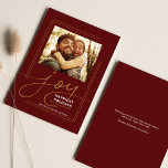 Cartão De Festividades Foto de saudações da família Script Joy Christmas<br><div class="desc">O Natal é sobre união e enviar um cartão personalizado com a foto da sua família para as relações é perfeito para se conectar novamente de uma forma especial e festiva. Adicione uma mensagem personalizada no verso clicando no botão "Personalizar"</div>