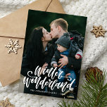 Cartão De Festividades Foto de Script Manuscrito Em Wonderland Winter<br><div class="desc">Cartão com fotos de férias da Wonderland de inverno com sua foto favorita com "Wonderland de inverno" em uma cobertura branca, escrita à mão, com o nome de sua família e o ano abaixo. O bonito cartão com fotos de férias de inverno se inverte a um fundo de flocos de...</div>