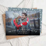Cartão De Festividades Foto de Sobreposição de Script Chic Feliz Natal<br><div class="desc">Barato Cartões de foto de Natal impressos personalizados com modelos simples para personalização. Este na moda apresenta um simples design de camada de fotos com "Feliz Natal" em uma fonte moderna de escrita de caligrafia. Personalize-o com sua foto, nome, ano ou outro texto personalizado. O verso tem espaço para fotos...</div>