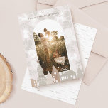 Cartão De Festividades Foto do Arco da Aldeia de Molas Naturais<br><div class="desc">Nossos animais naturais da floresta, aconchegantes cartões de Natal da vila capturam a verdadeira natureza das coisas simples. Texturas naturais de grãos de madeira, tons de terra macia com bege, cinzentos e cremes cerâmicos leves criam um design limpo, mínimo e aconchegante. Nós incorporamos nossas raposas de floresta desenhadas à mão,...</div>