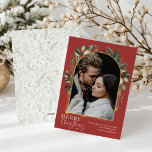 Cartão De Festividades Foto do Arco Dourado Vermelho Verde de Natal Moder<br><div class="desc">Este design apresenta um arco verde moderno com uma delicada estrutura de ouro brilhante e pinceladas de ouro com uma fotografia vertical solteiro. Para fazer alterações avançadas,  selecione a opção 'Clique para personalizar mais' na seção 'Personalizar este modelo'. Aqui,  você pode editar/adicionar caixas de texto,  cores e fontes.</div>